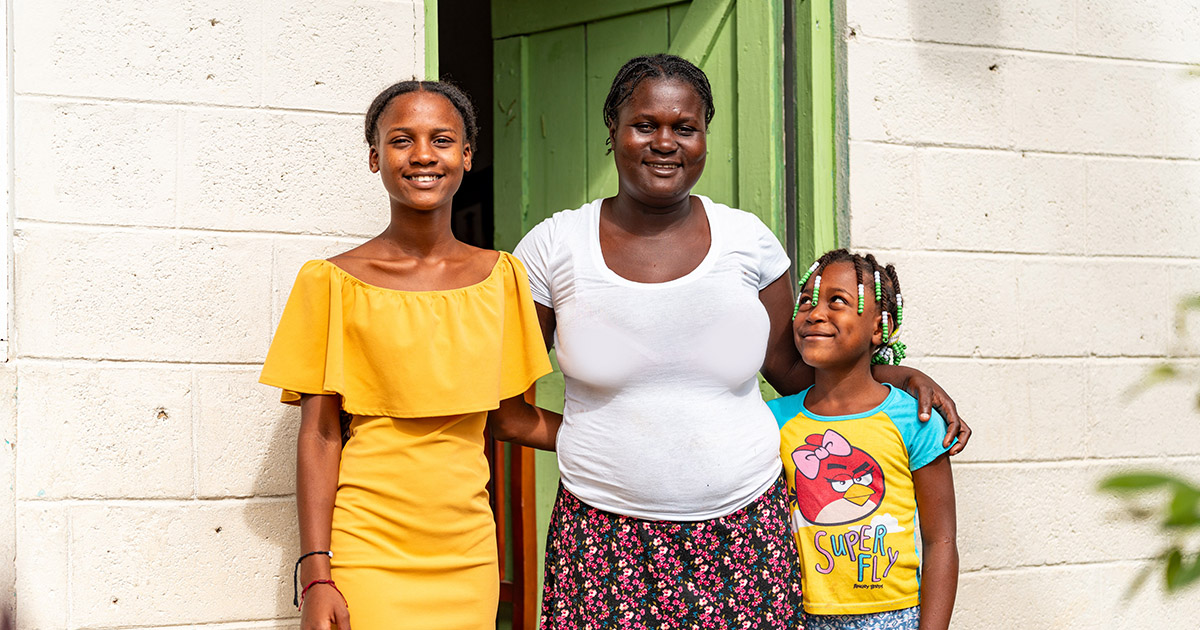 Thirteen-year-old Dalianiza with her family.